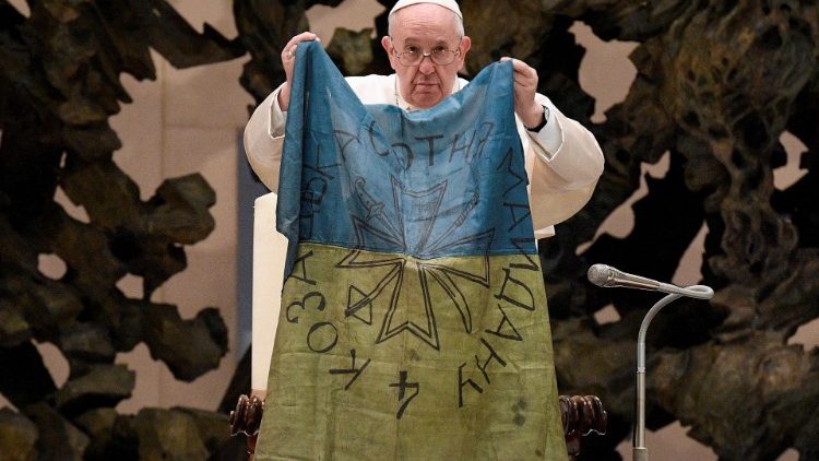 Popiežius Pranciškus laiko iš Bučos jam atvežtą Ukrainos vėliavą
