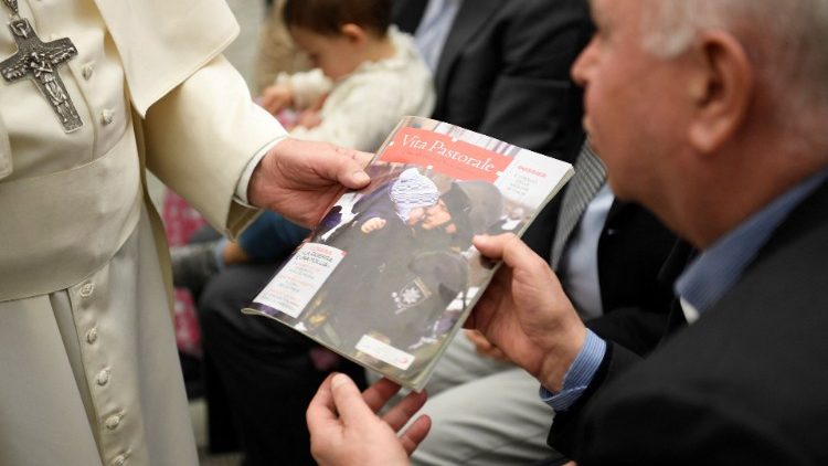Papa Francisco recebe edição de revista, em meio à invasão russa da Ucrânia, durante audiência geral semanal na Sala Paulo VI, no Vaticano, em 6 de abril de 2022. Vatican Media/Handout via REUTERS
