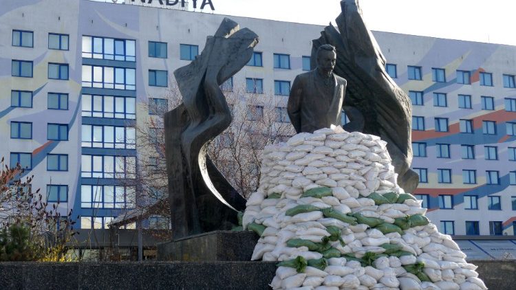 Ein Denkmal des Dichters Iwan Franko wird in Iwano-Frankiwsk, Ukraine, am 6. April 2022 inmitten des russischen Einmarsches in die Ukraine zum Schutz mit Sandsäcken bedeckt.