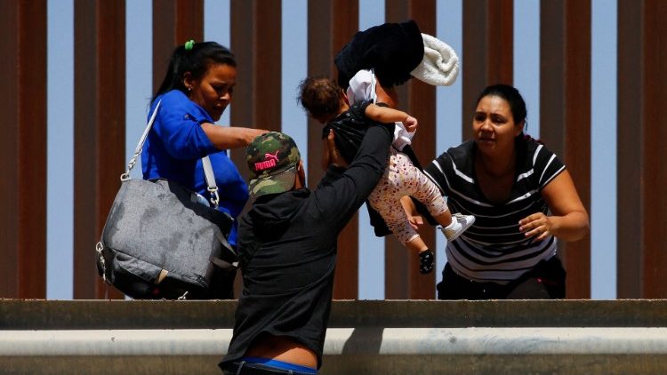 Richiedenti asilo al confine tra Usa e Messico (Reuters)