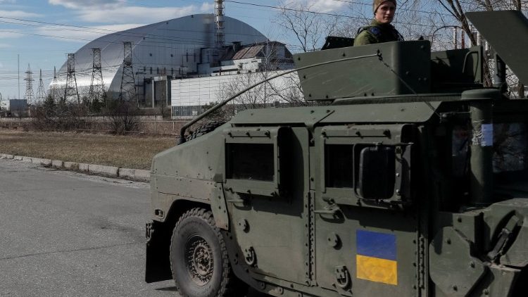A guarda nacional ucraniana patrulhando ao redor da Usina nuclear de Chernobyl