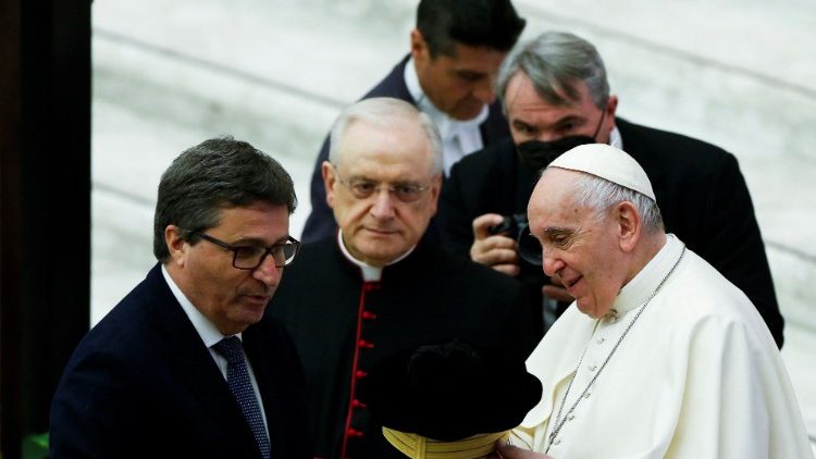 Le Pape François rencontre les membres du Conseil Supérieur de la Magistrature en Paul VI, au Vatican, le 8 avril 2022.
