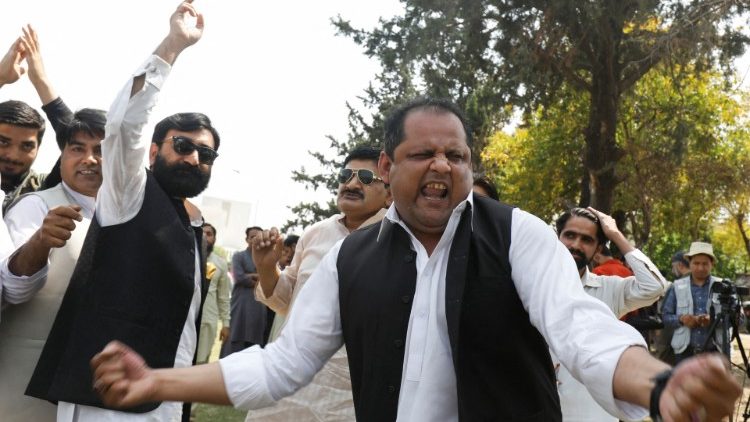 Menschen protestieren vor dem Parlamentsgebäude in Islamabad gegen Premierminister Imran Khan