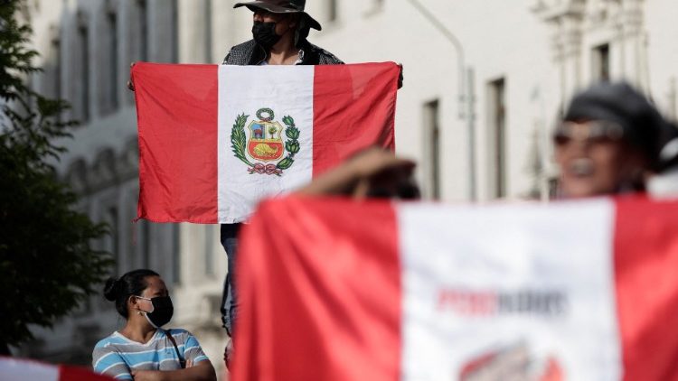 Le proteste dei giorni scorsi a Lima, capitale peruviana (Reuters / Angela Ponce)