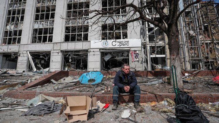 Um morador observa perto de um prédio destruído durante o conflito Ucrânia-Rússia, na cidade portuária de Mariupol, no sul da Ucrânia, em 10 de abril de 2022 REUTERS/Alexander Ermochenko