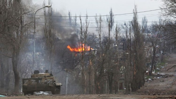 Um veículo blindado de tropas pró-Rússia é visto na rua durante o conflito Ucrânia-Rússia na cidade portuária de Mariupol. REUTERS/Chingis Kondarov