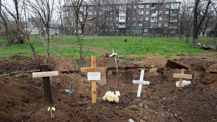 Un cimitero improvvisato a Mariupol (foto Reuters)