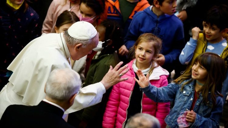 वाटिकन में बच्चों से बातचीत करते सन्त पापा फ्राँसिस , तस्वीरः 13.04.2022