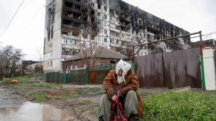 Mulher desolada diante de um prédio de apartamentos fortemente danificado durante o conflito Ucrânia-Rússia na cidade portuária de Mariupol, no sul da Ucrânia, em 13 de abril de 2022 REUTERS/Alexander Ermochenko