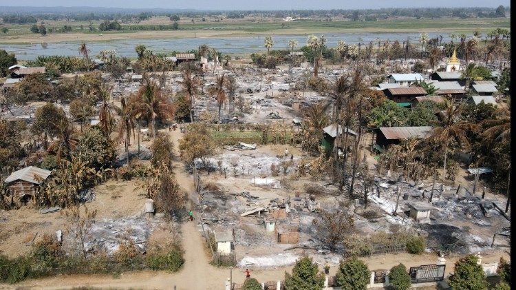 Ein zerstörtes Dorf in Myanmar nach einem Armeeangriff (Archivbild vom 2. Februar)