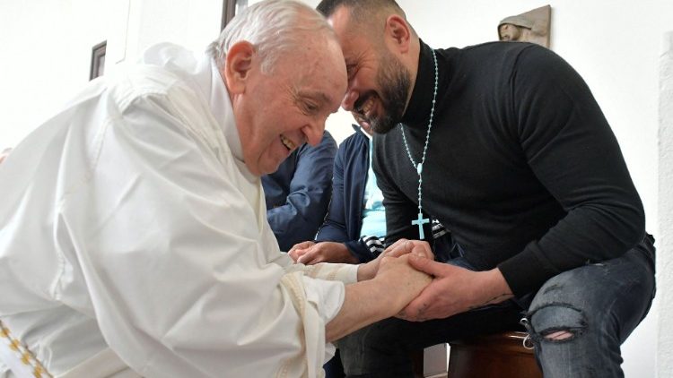 Papa Francisco durante uma visita ao Cárcere de Civitavecchia na Quinta-feira Santa de 2021