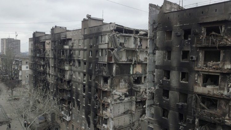 Uma vista mostra um edifício residencial destruído durante o conflito Ucrânia-Rússia na cidade portuária de Mariupol, no sul da Ucrânia, em 14 de abril de 2022. Foto tirada com um drone. REUTERS/Pavel Klimov