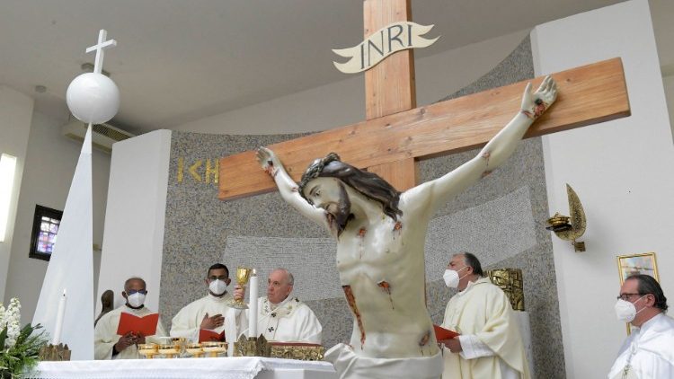 Papst Franziskus bei einer Heiligen Messe in einer Gefängniskapelle in Civitavecchia, 14. April 2022
