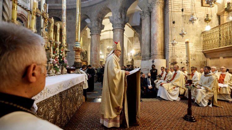 o patriarca latino de Jerusalém, dom Pierbattista Pizzaballa, na Missa de Páscoa na Basílica do Santo Sepulcro (Reuters)