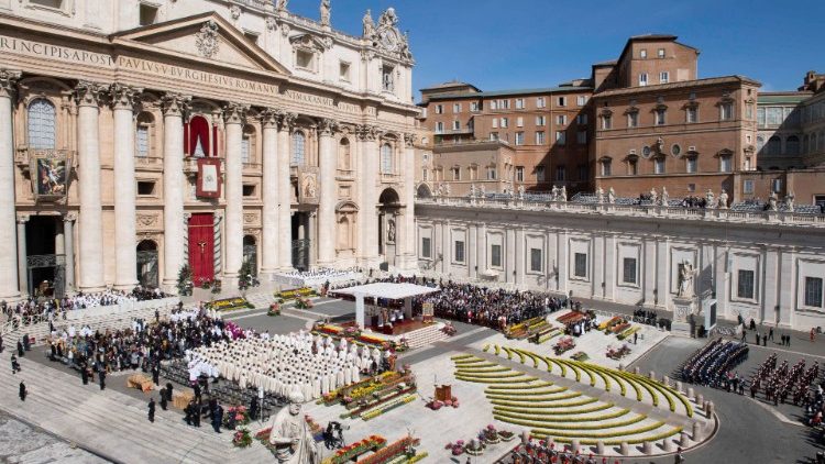 Pápai húsvéti szertartás a bazilika előterében