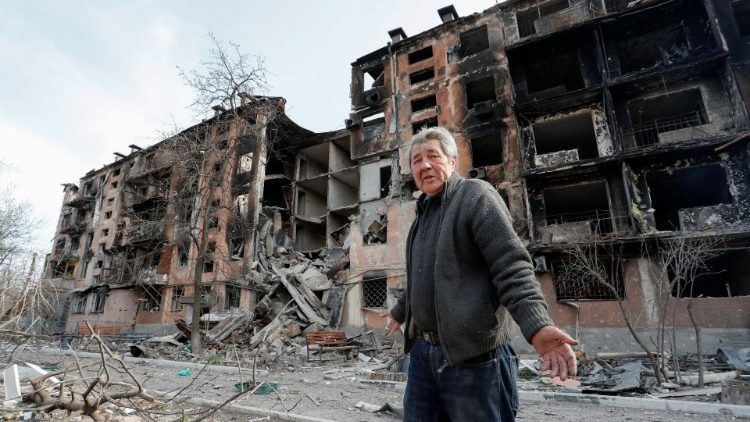 Um morador local reage ao lado de um prédio residencial, que foi destruído durante o conflito Ucrânia-Rússia na cidade portuária de Mariupol, no sul da Ucrânia, em 17 de abril de 2022. REUTERS/Alexander Ermochenko