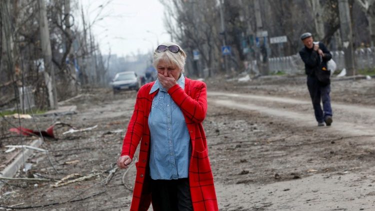 Une femme ukrainienne dans une rue de Marioupol, en Ukraine, le 17 avril 2022.