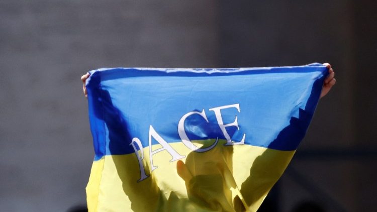 Ukrajinska zastava z napisom mir na Trgu sv. Petra med opoldansko molitvijo Raduj se, Kraljica