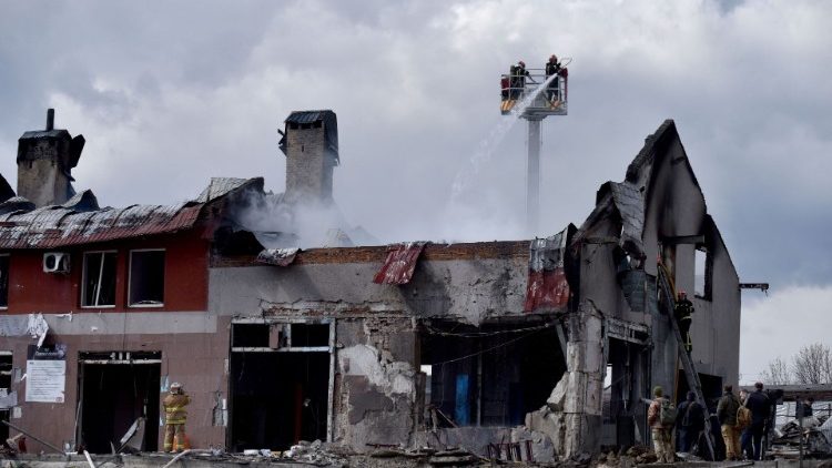 Bombeiros trabalham no local de ataques militares a prédios enquanto o ataque da Rússia à Ucrânia continua, em Lviv, Ucrânia, 18 de abril de 2022. REUTERS/Pavlo Palamarchuk