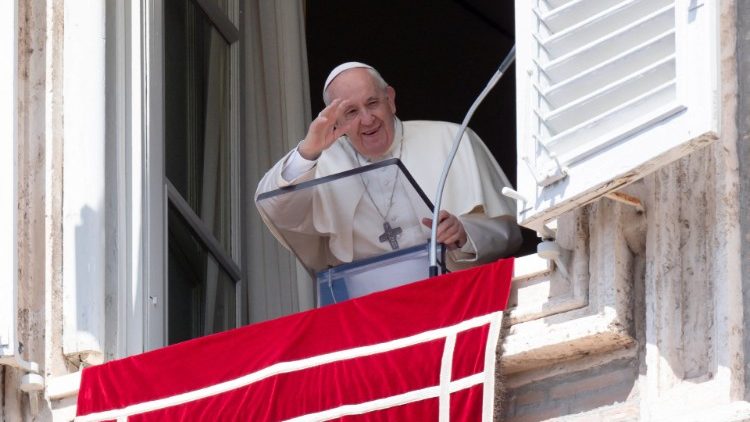 Ferenc pápa üdvözli a híveket