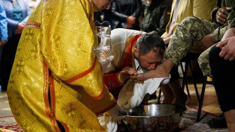 Didžiojo ketvirtadienio apeigose graikų katalikų vyskupas Nilas plauna kojas kariui