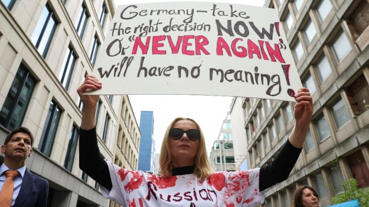 Klimaaktivisten protestieren vor der Deutschen Botschaft in Brüssel, an diesem Freitag dem "Earth Day"
