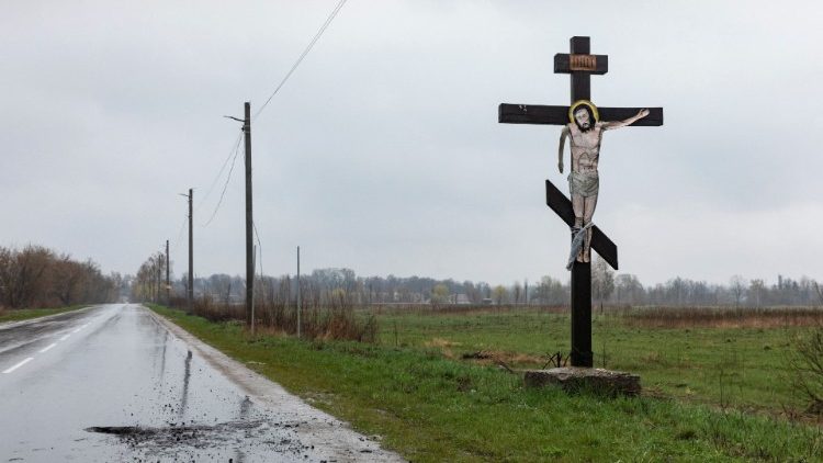 Crucifixo danificado na região de Gostomel, Ucrânia. REUTERS/Mikhail Palinchak