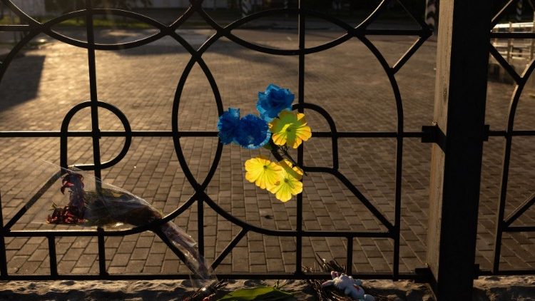 Blumen in den Farben der ukrainischen Flagge am Zaun des Bahnhofs in Kramatorsk, der von einem Raketeneinschlag getroffen wurde