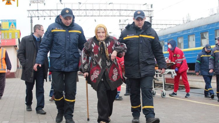 Ukrainiečių pabėgėliai atvyksta į Chmelnyckio miestą vakarinėje ir saugesnėje šalies dalyje (balandžio 23 d.)