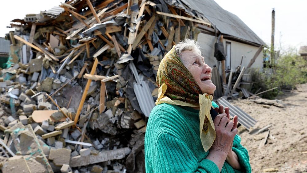 Rea??o de ucraniana diante de sua casa destruda por mssil russo em Lyman, regi?o de Donetsk. REUTERS/Jorge Silva