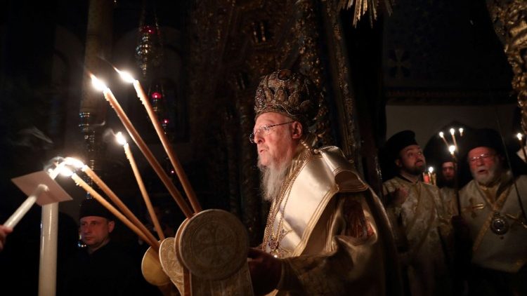 Patriarch Bartholomaios in der orthodoxen Osternacht in Istanbul