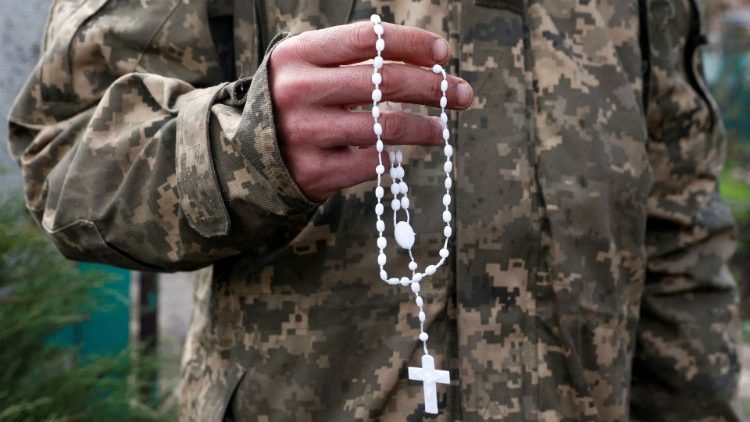 Un soldado ucraniano estrecha en sus manos el Santo Rosario