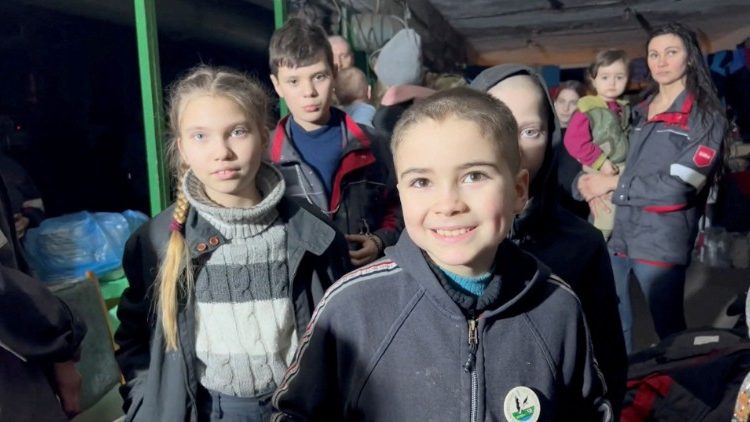 Kinder in einem Bunker in der Ostukraine - Aufnahme vom Beginn des Kriegs Februar 2022