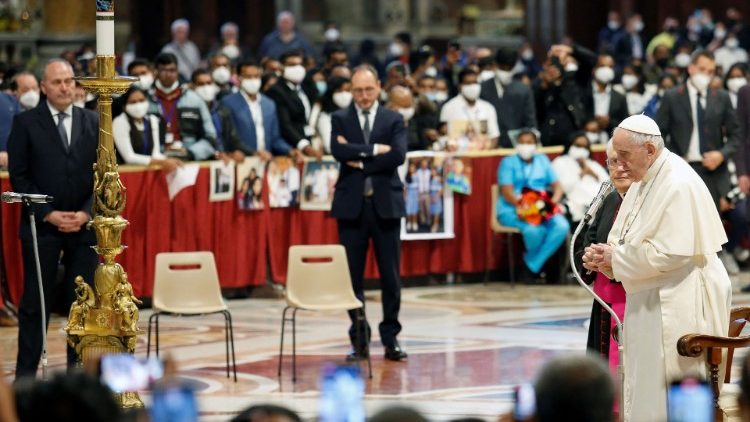 El Papa Francisco asiste a una reunión en la Basílica de San Pedro con los miembros de la comunidad esrilanquesa residente en Italia. 