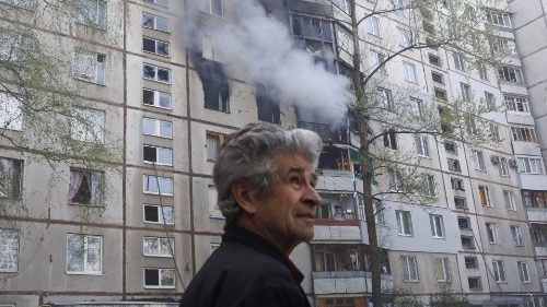 Ucraina: nuove vittime tra i civili mentre si allontana la tregua a Mariuopol
