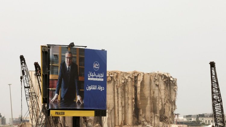 Affiche de campagne électorale en vue des élections législatives libanaises, sur le port de Beyrouth, le 18 avril 2022. 