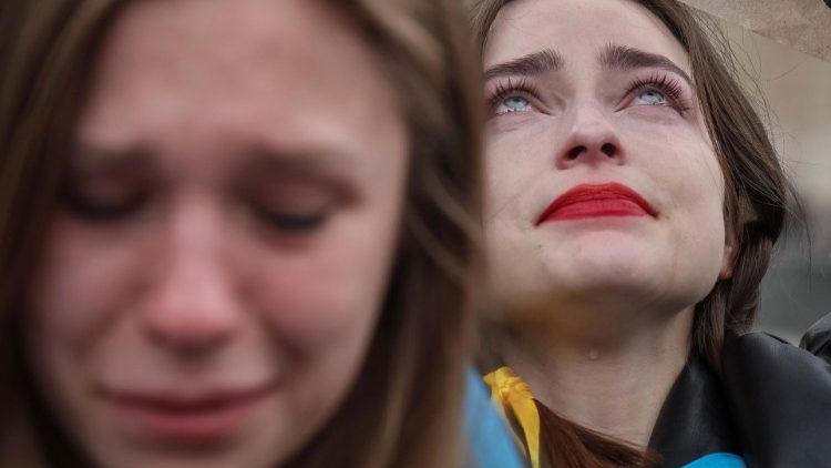 Ucranianas choram durante manifestação em Mariupol contra a invasão russa, em 30 de abril. REUTERS/Gleb Garanich