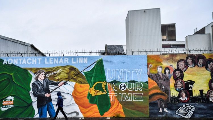 Dans une rue de Belfast, une peinture murale prône la réunification de l'Irlande - le 3 mai 2022