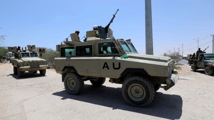 Le forze di pace burundesi della Missione dell'Unione Africana in Somalia viaggiano su un veicolo blindato, Mogadiscio, Somalia