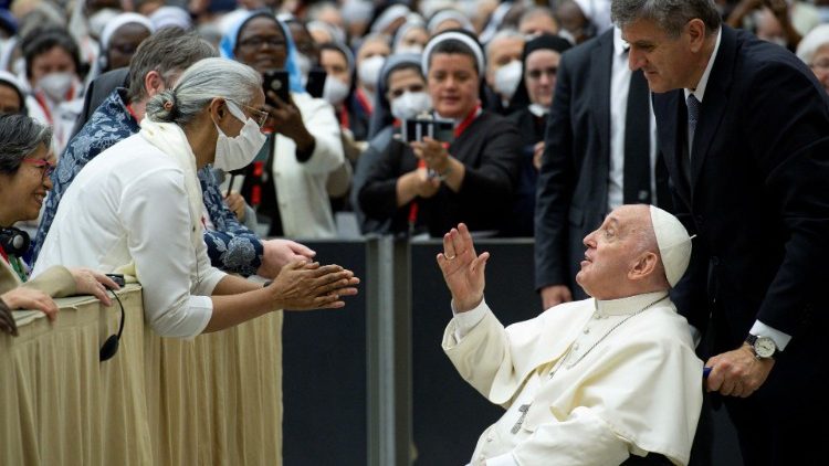 Papa Francisc în Aula Paul al VI-lea, din Vatican, joi, 5 mai, la întâlnirea cu participantele la Adunarea Plenară a Uniunii Internaționale a Superioarelor Generale