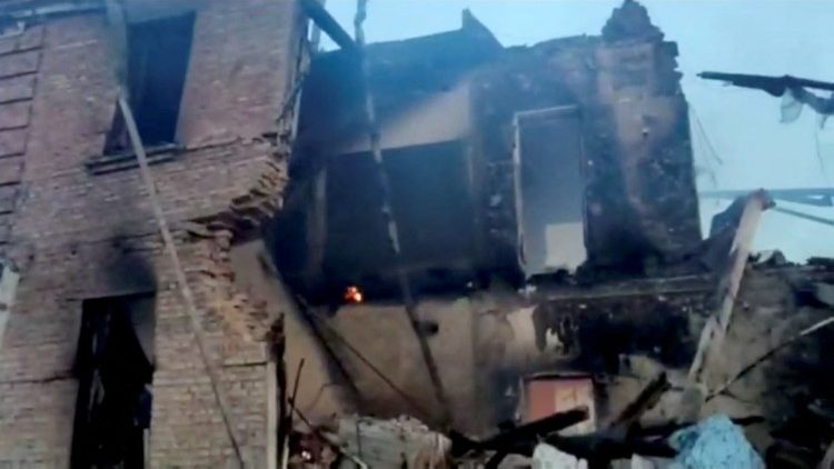 Die Schule in Bilohoriwka wurde bei dem russischen Angriff vollständig zerstört, unter den Trümmern werden viele Opfer vermutet