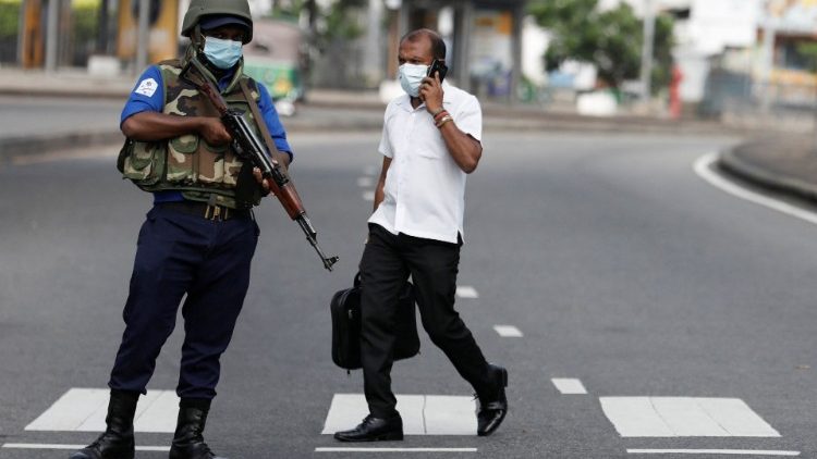 Un soldato di guardia a un check point a Colombo (Reuters / Dinuka Liyanawatte)