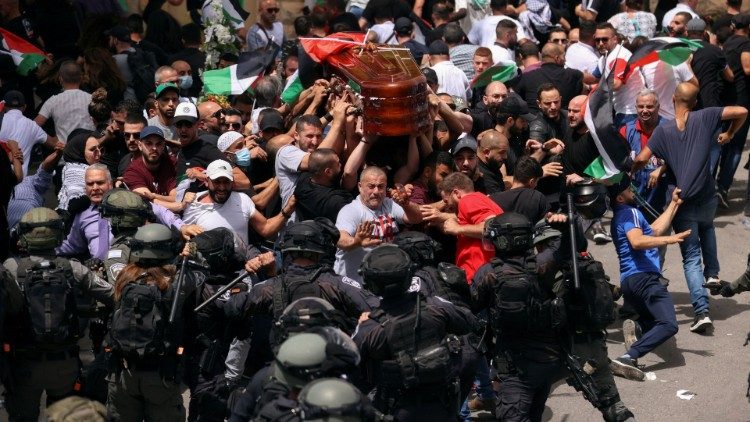 Polizeigewalt bei der Beerdigung der Journalistin Shireen Abu Akleh