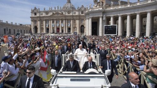 Az új szentek ösztönözzenek békés megoldásokra – Ferenc pápa felhívása
