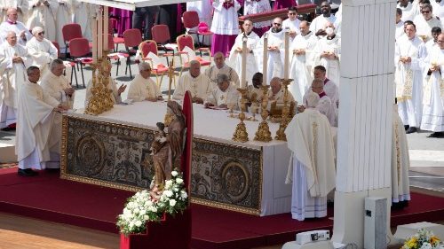A szentek az Úr ragyogó tükörképei a történelemben – Ferenc pápa homíliája