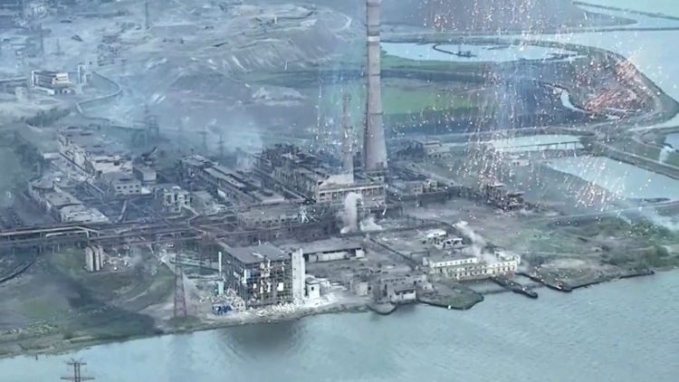  Una captura de pantalla de un vídeo muestra una lluvia de municiones en llamas que golpea la fábrica de acero Azovstal en Mariupol