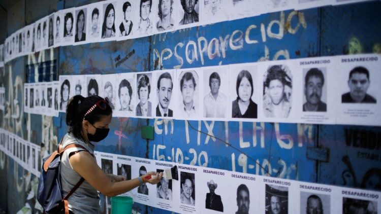 Familiares de pessoas desaparecidas colocam fotografias em memorial na Cidade do México. (Luís Cortes)