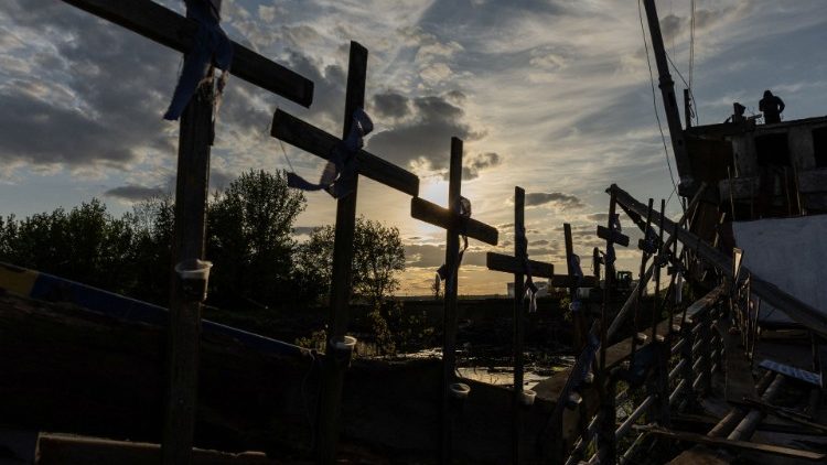 Kreuze an der zerstörten Brücke in Irpin bei Kiew