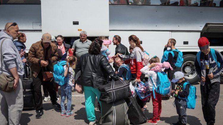  Zaporizhzhia (Ucraina): donne, bambini e anziani in fuga dalla guerra salgono su un bus diretto in Polonia