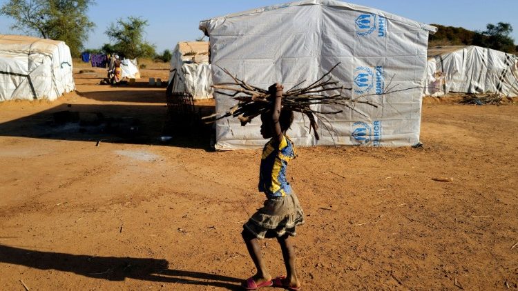 Mädchen mit Feuerholz in einem Camp für Binnenflüchtlinge in Kaya (Burkina Faso)